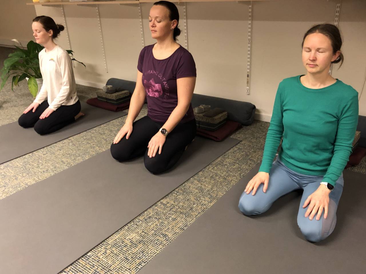 Tre kvinder dyrker Traume Sensitiv Yoga hos Tanke-feltet